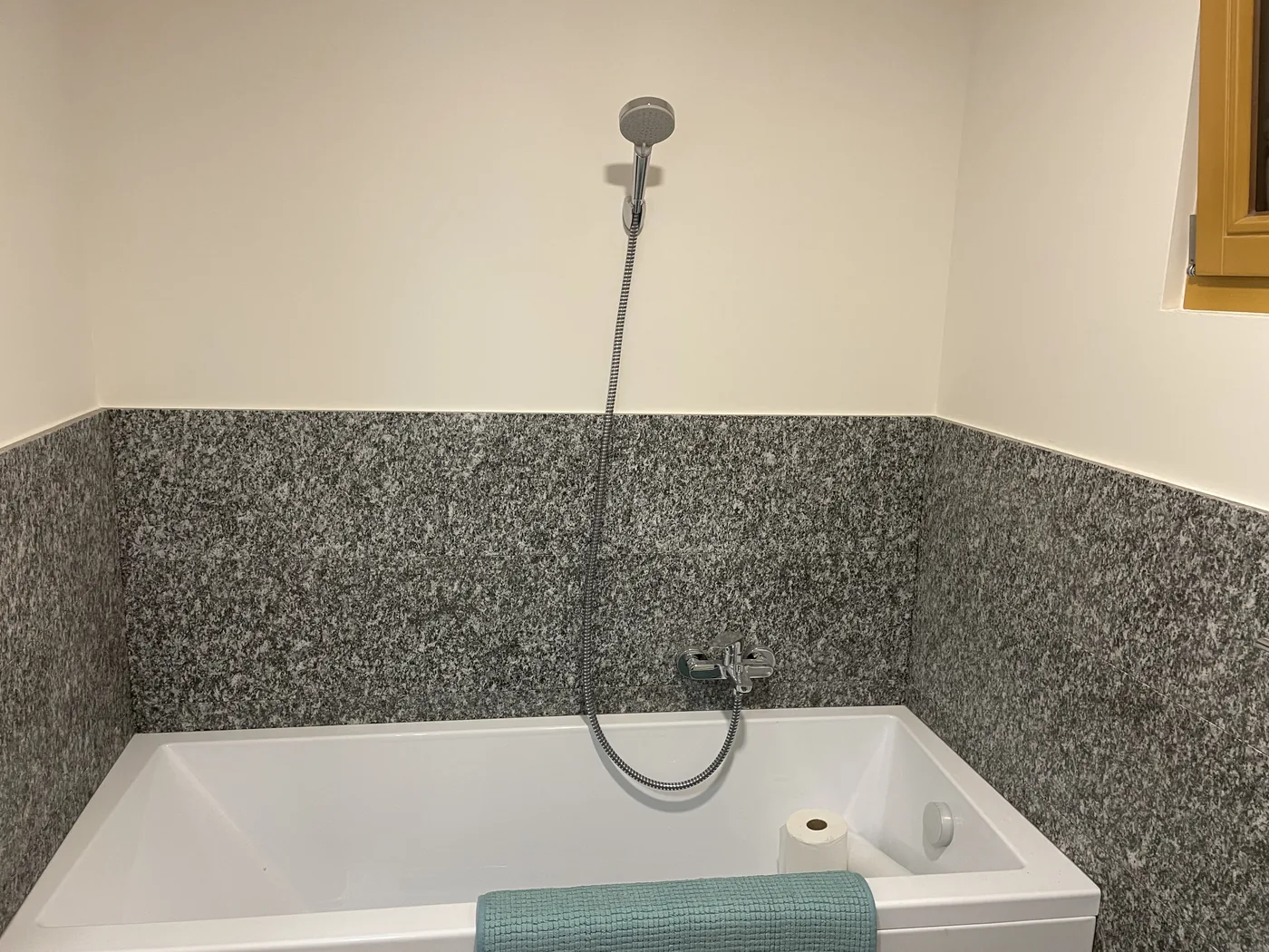 Bagno con vasca, doccia e pietra