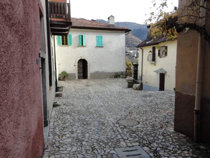 La piazzetta nella parte bassa di Campora