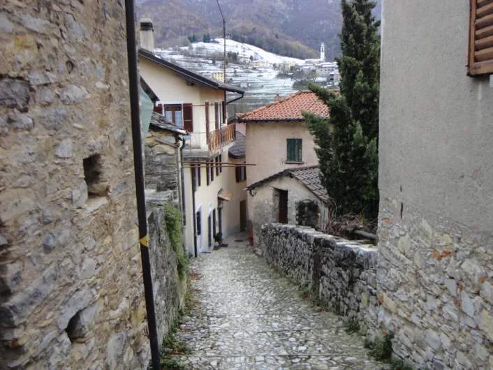 La strada vecchia lastricata nel nucleo di Campora