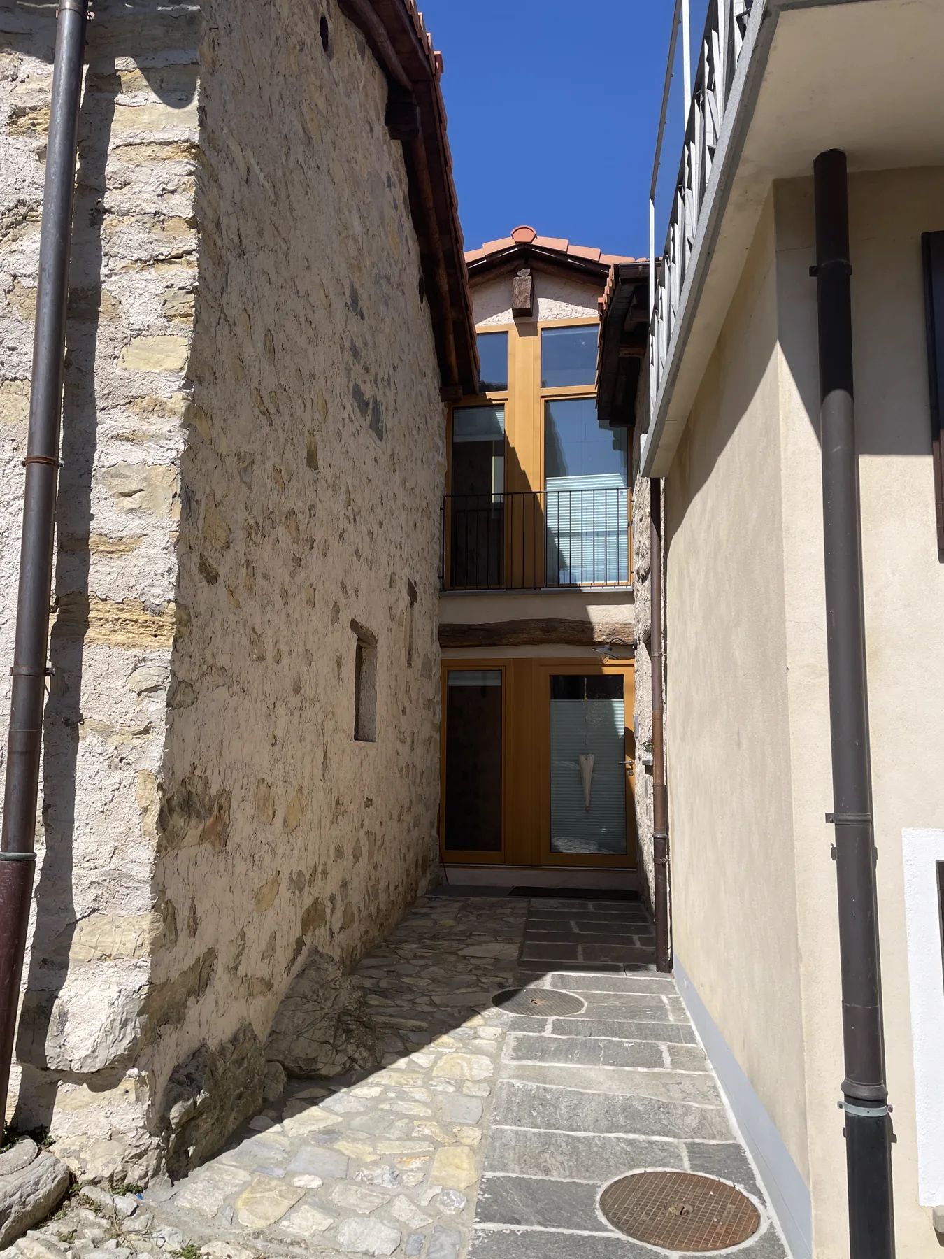 L'ingresso della casa tra i muri in pietra