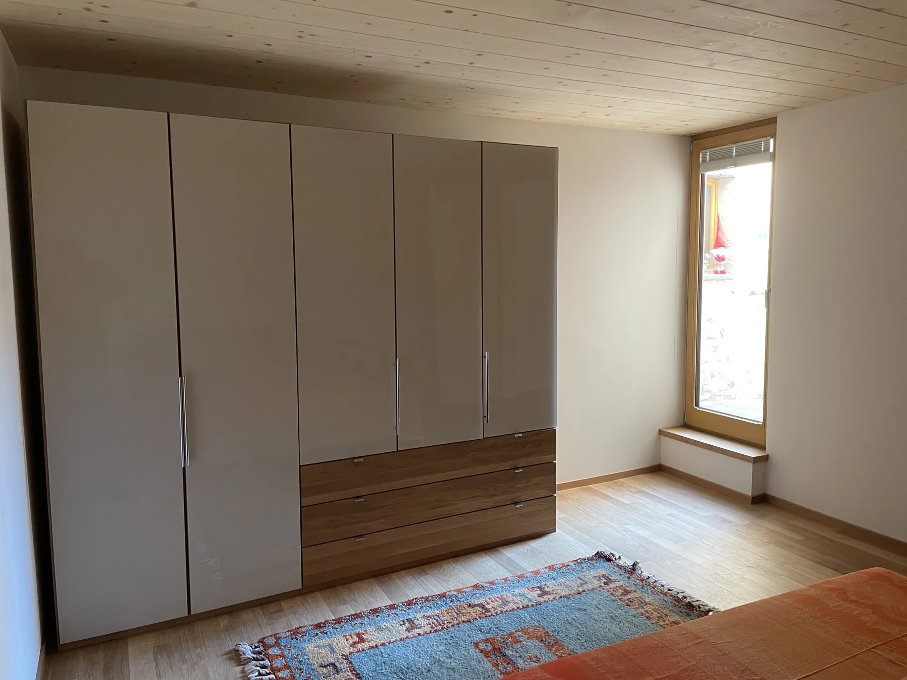 Camera da letto con grande armadio e soffitto in legno