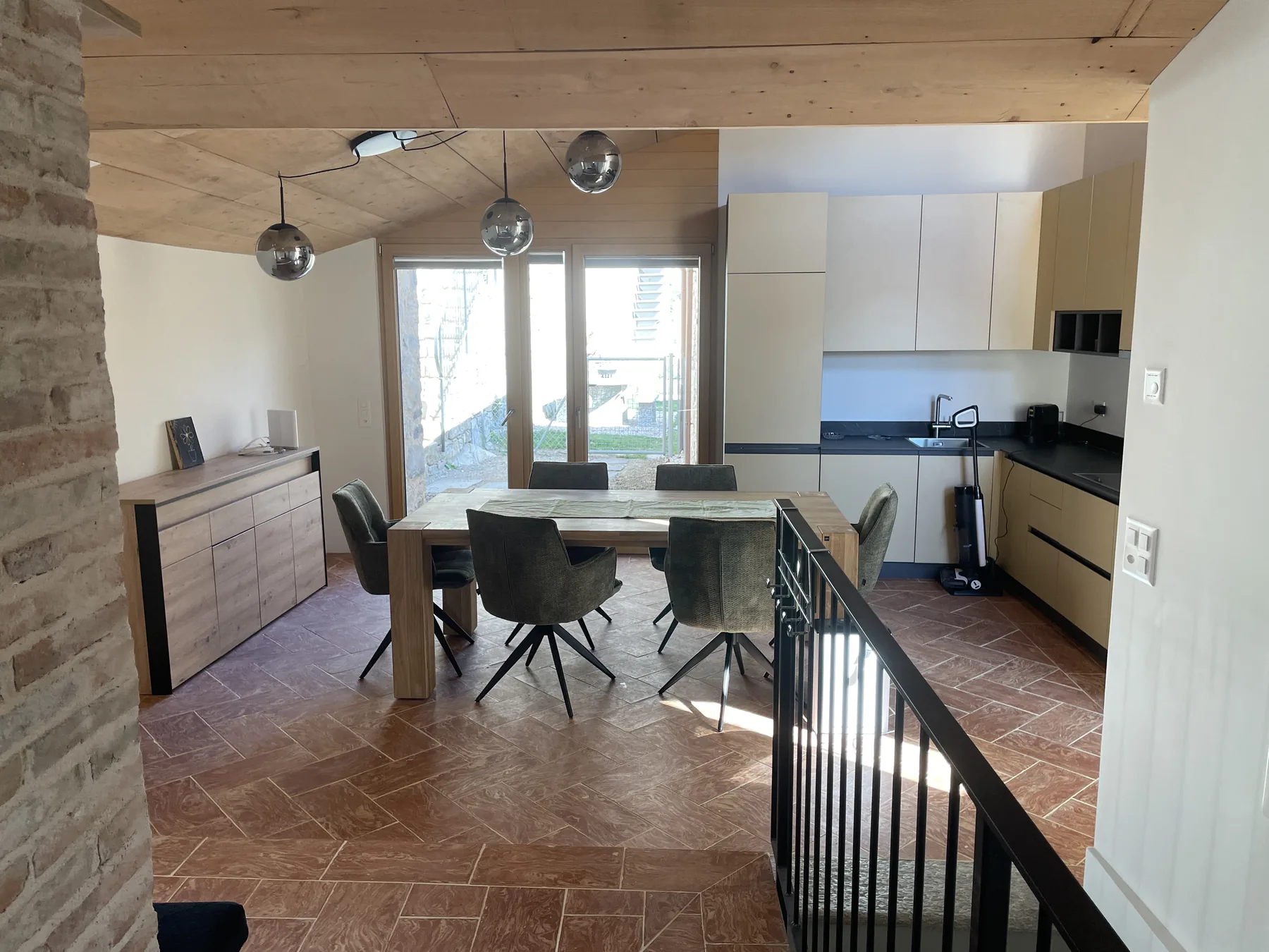 Vista ampia della cucina completamente attrezzata