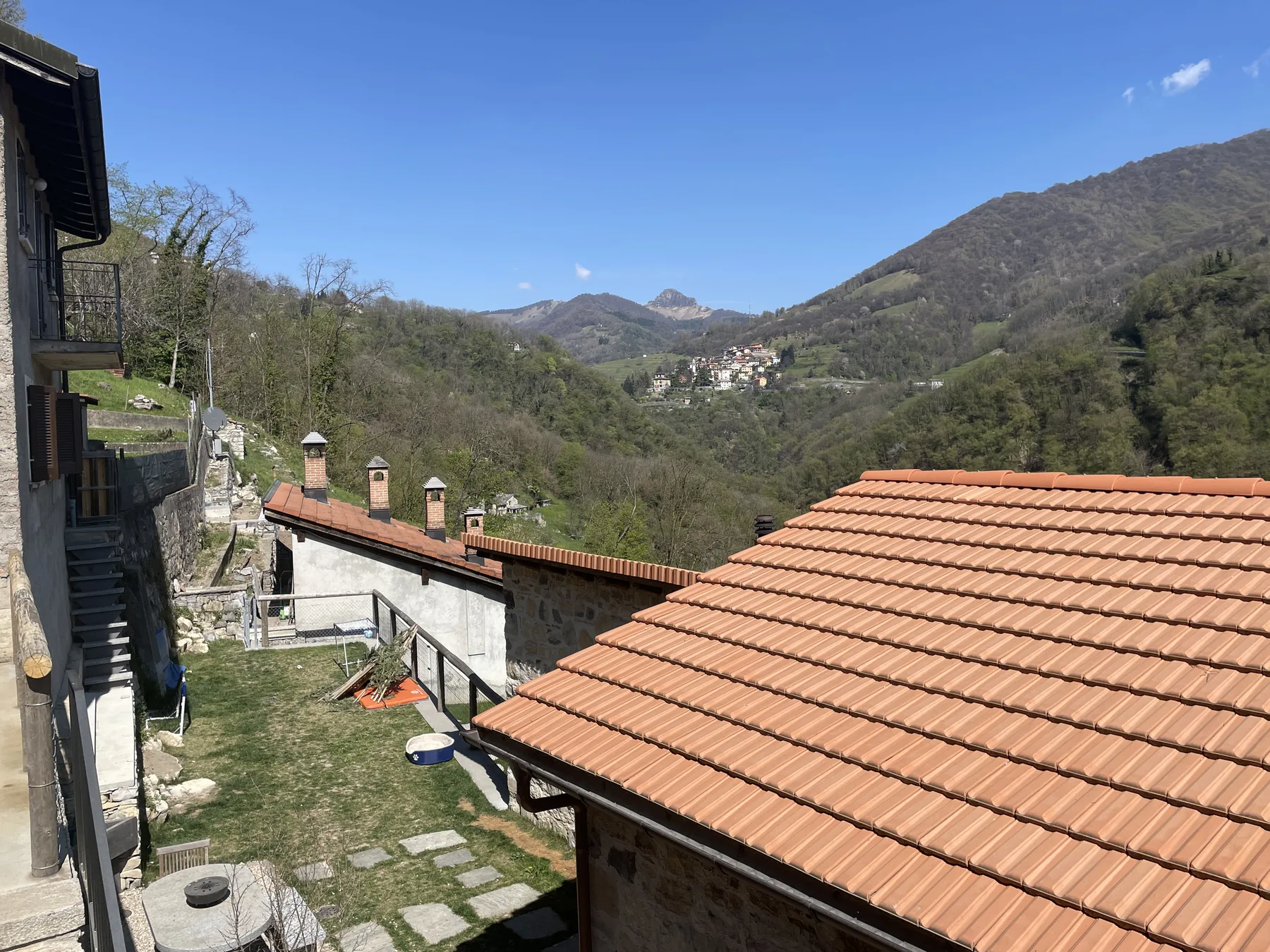 Vista sui tetti e sui monti dal giardino