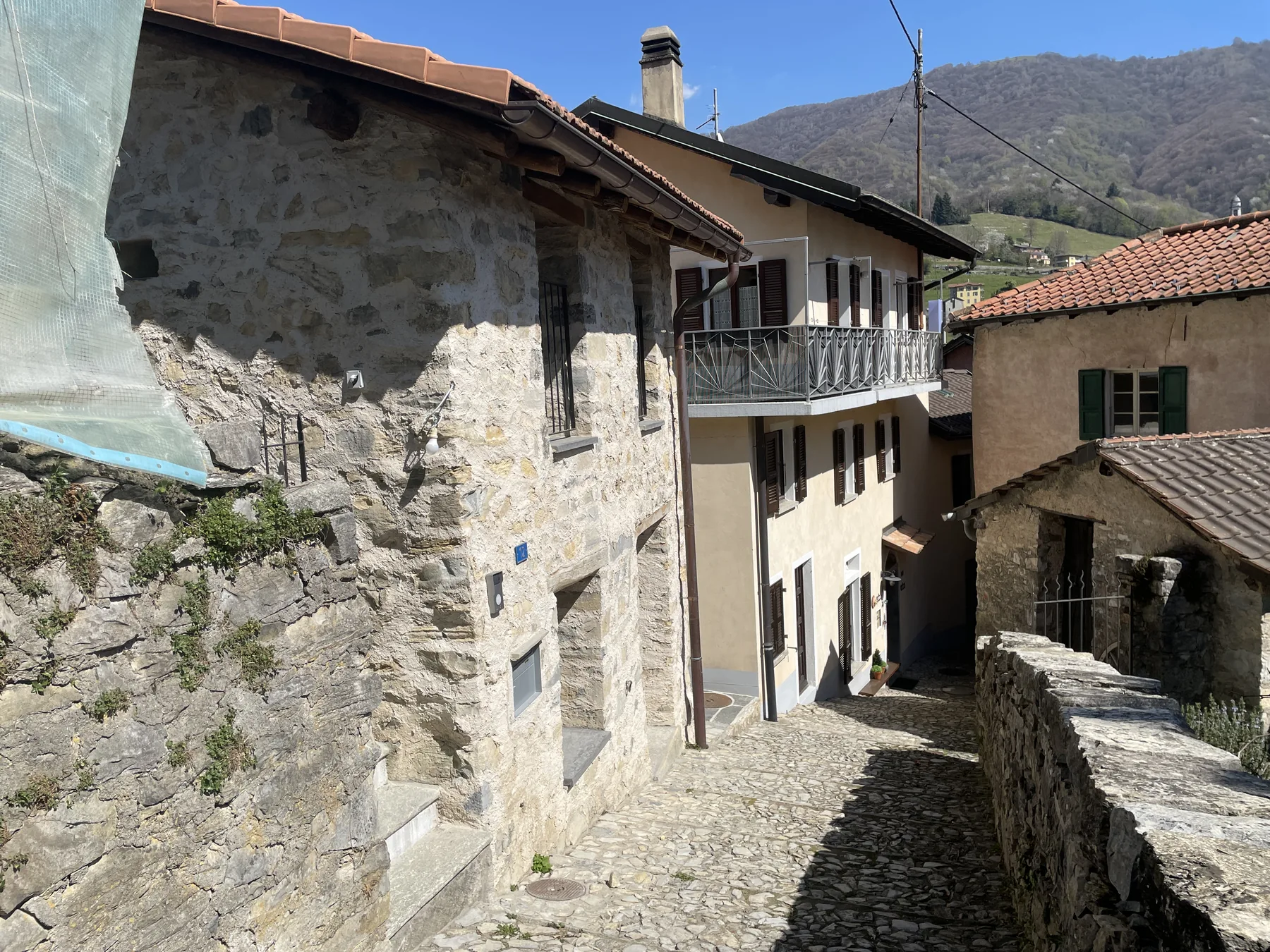 Vicolo lastricato nel nucleo storico di Campora