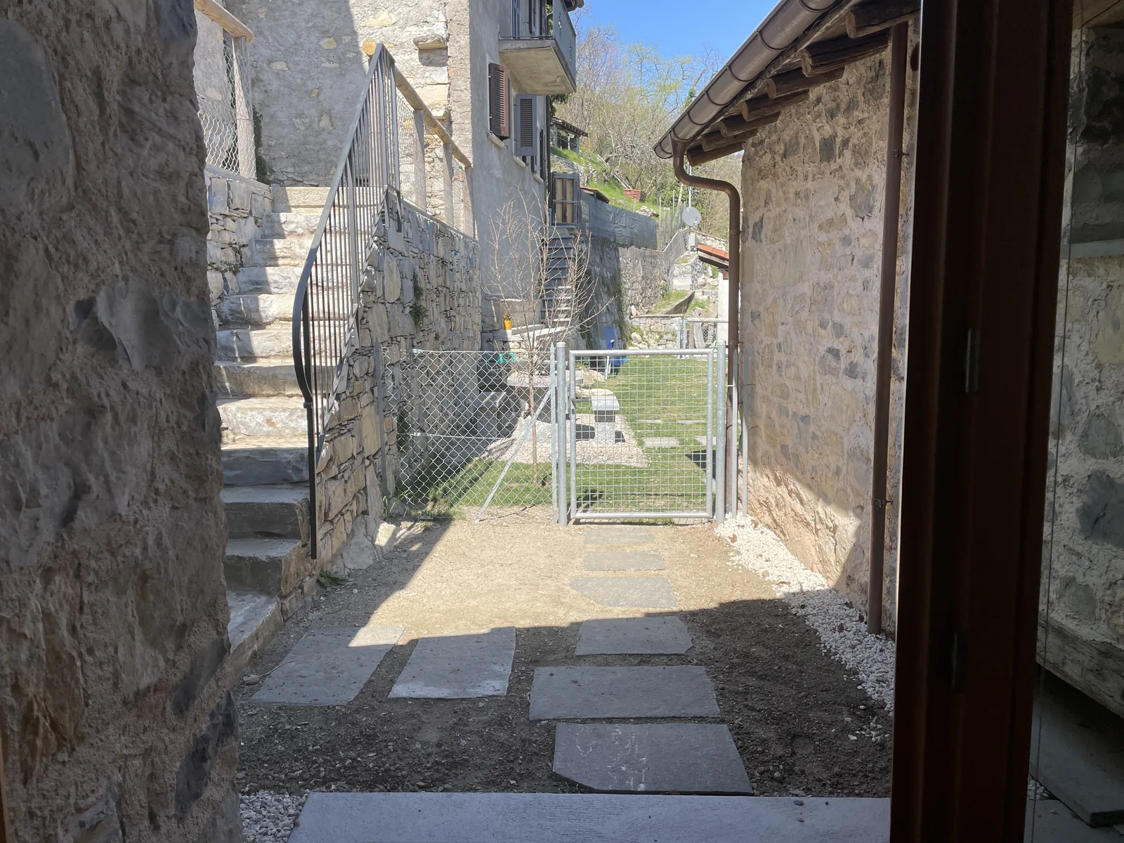 Giardino privato tra i muri in pietra