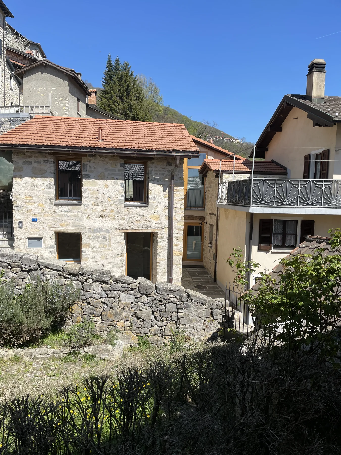 La facciata in pietra della Stala dala Luisa