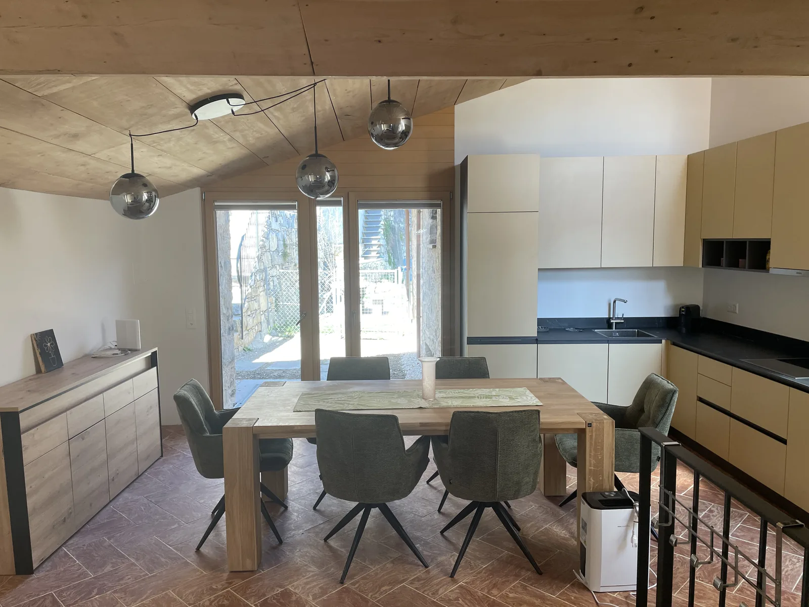 Cucina attrezzata con zona pranzo