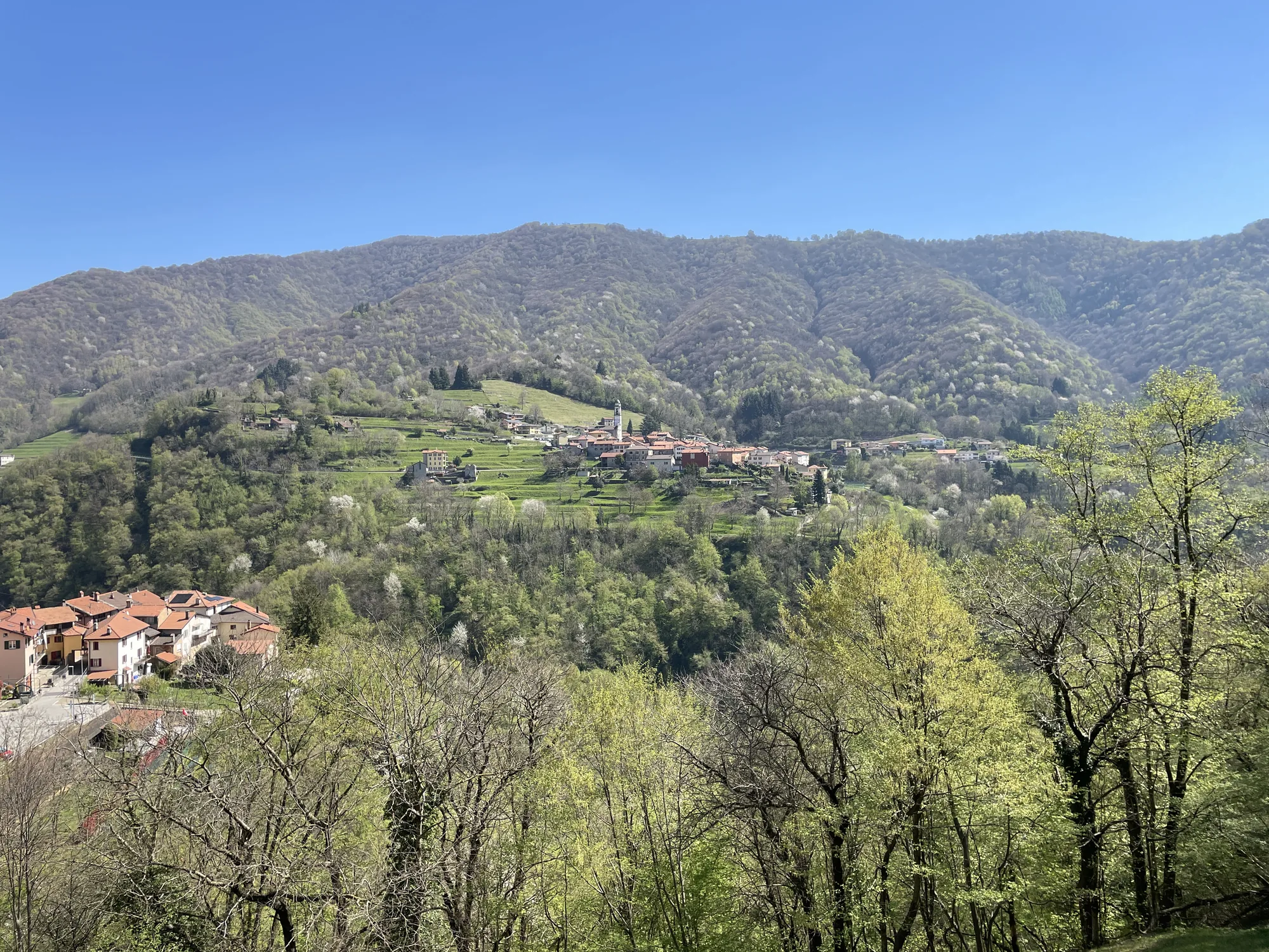 Il sentiero parte dal paese.